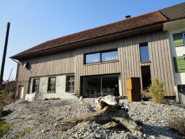 Waldhof Holzbau AG - Deckleistenschalung Vertikal, Lasiert Waldhof Holzbau AG - Deckleistenschalung Vertikal, Lasiert