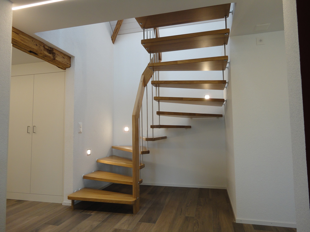 Waldhof Holzbau AG - Treppe halbgewunden Esche mit Braunkern Waldhof Holzbau AG - Treppe halbgewunden Esche mit Braunkern